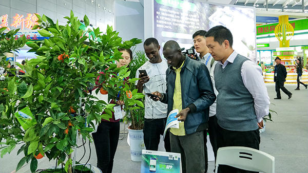 托普云農(nóng)帶來的新型技術(shù)成果，得到了現(xiàn)場不少訪客的關(guān)注與期待。